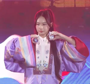 The Viral Charm of Ly Hai’s 12-Year-Old Daughter: A New Generation of Style - image 3