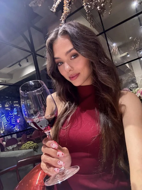 Dianka Zakhidova’s Natural Radiance: Bùi Tiến Dũng’s Wife Captured in Stunning Unfiltered Photos