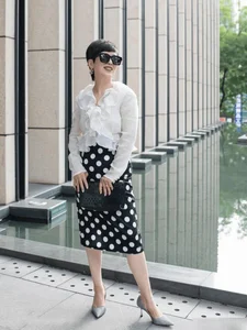 The Ageless 50-Year-Old Mother Mistaken for Her Son's Girlfriend Through Youthful Fashion - image 5
