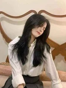 Viral Teacher With Fairy Like Beauty Captivates Social Media - image 1