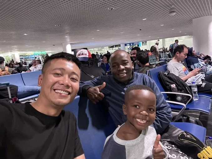 Heartwarming Journey: African Boy Explores Vietnam's Stunning Landscapes and Delicious Street Food