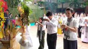 Vietnamese Artists Pay Heartfelt Tribute to Fallen Heroes at Le Thi Rieng Park - image 7