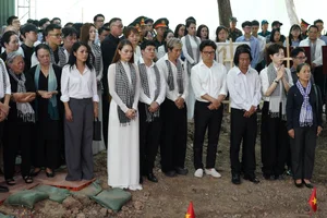 Vietnamese Artists Pay Heartfelt Tribute to Fallen Heroes at Le Thi Rieng Park - image 4