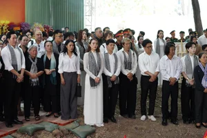 Vietnamese Artists Pay Heartfelt Tribute to Fallen Heroes at Le Thi Rieng Park - image 3