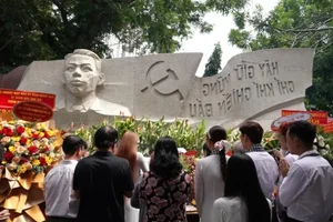 Vietnamese Artists Pay Heartfelt Tribute to Fallen Heroes at Le Thi Rieng Park - image 5