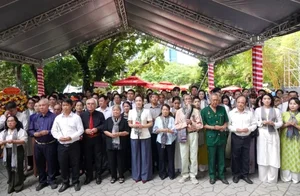 Vietnamese Artists Pay Heartfelt Tribute to Fallen Heroes at Le Thi Rieng Park - image 2