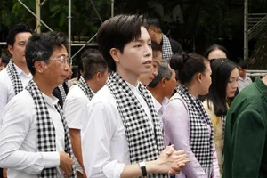 Vietnamese Artists Pay Heartfelt Tribute to Fallen Heroes at Le Thi Rieng Park - image 6