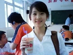 Netizens Express Concern Over 'Milk Tea Girl' Zhang Zetian's Pale Appearance - image 8