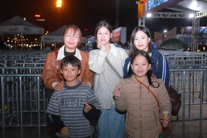 Frenzy at Anh Trai Say Hi: Fans Cling to Fences to Catch the Concert - image 7