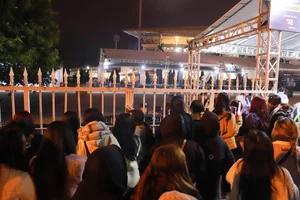 Frenzy at Anh Trai Say Hi: Fans Cling to Fences to Catch the Concert - image 6