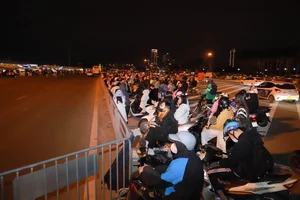 Frenzy at Anh Trai Say Hi: Fans Cling to Fences to Catch the Concert - image 3