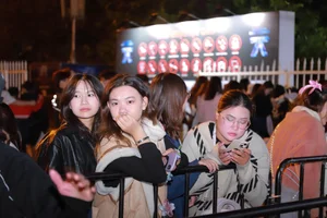 Frenzy at Anh Trai Say Hi: Fans Cling to Fences to Catch the Concert - image 1