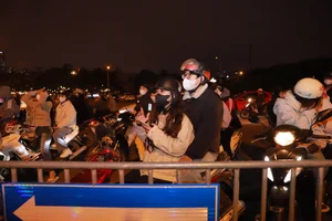 Frenzy at Anh Trai Say Hi: Fans Cling to Fences to Catch the Concert - image 4