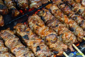 Hanoi Street Food: The Famous Skewer Stall in Cau Giay District - image 5