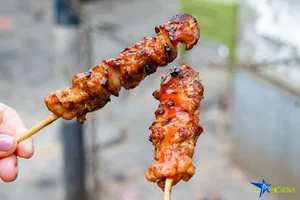 Hanoi Street Food: The Famous Skewer Stall in Cau Giay District - image 9