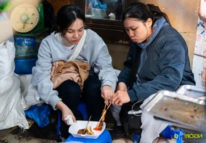 Hanoi Street Food: The Famous Skewer Stall in Cau Giay District - image 2