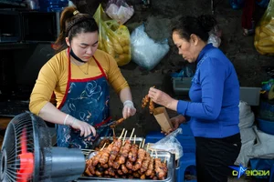 Hanoi Street Food: The Famous Skewer Stall in Cau Giay District - image 8