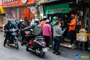 Hanoi Street Food: The Famous Skewer Stall in Cau Giay District - image 4