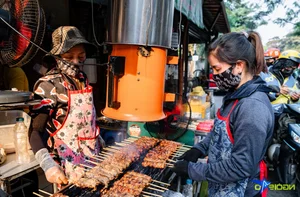 Hanoi Street Food: The Famous Skewer Stall in Cau Giay District - image 1