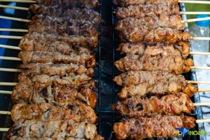 Hanoi Street Food: The Famous Skewer Stall in Cau Giay District - image 10