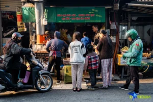 Hanoi Street Food: The Famous Skewer Stall in Cau Giay District - image 6