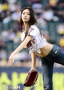 Stunning 4th Generation K-Pop Idol Amazes Fans With Unrealistic Body Proportions - image 0