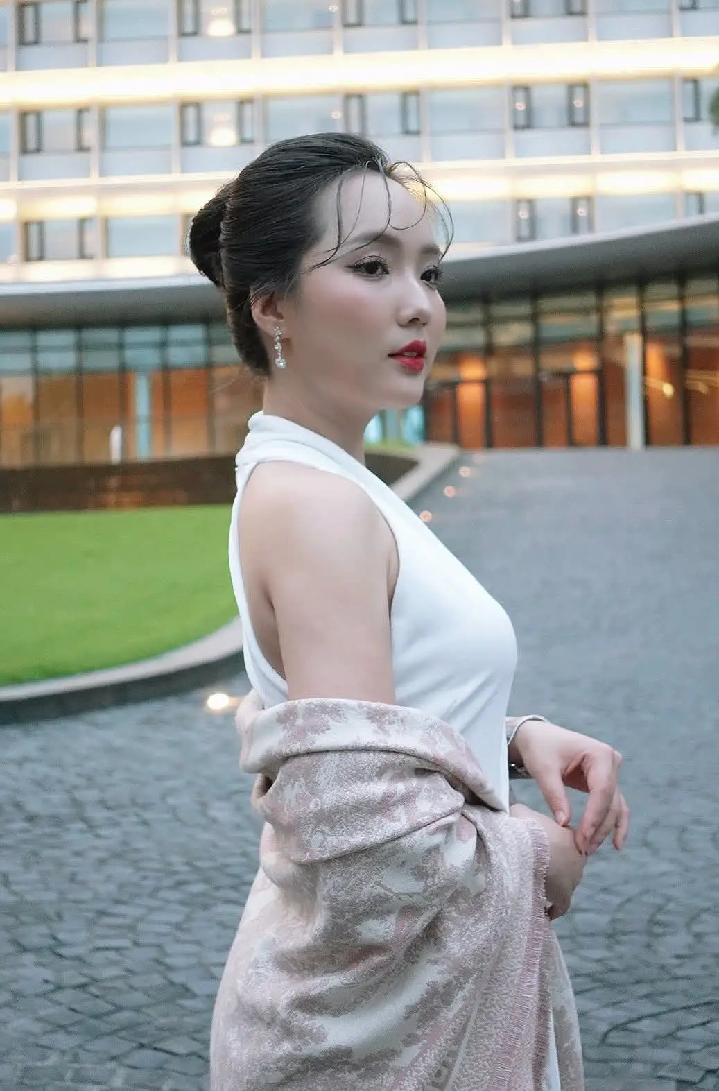 Elegant Woman: Modern Style and Confident Beauty