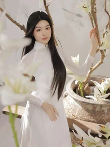Pure Elegance: Quyen Linh’s Daughter Mesmerizes in Traditional White Ao Dai - image 2