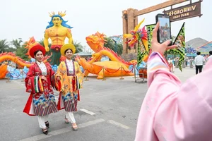 Experience the Magic of the Giant Lantern Street in East Hanoi - image 15