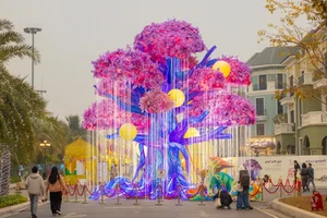 Experience the Magic of the Giant Lantern Street in East Hanoi - image 10