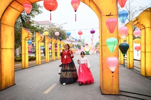 Experience the Magic of the Giant Lantern Street in East Hanoi - image 9