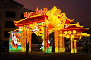 Experience the Magic of the Giant Lantern Street in East Hanoi - image 7