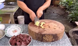 50-Year-Old Unmarried Actor Warms Hearts by Cooking Traditional Dishes for His Mother - image 10