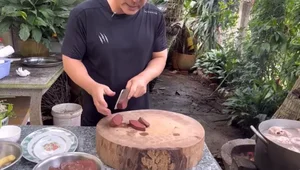 50-Year-Old Unmarried Actor Warms Hearts by Cooking Traditional Dishes for His Mother - image 6