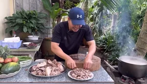 50-Year-Old Unmarried Actor Warms Hearts by Cooking Traditional Dishes for His Mother - image 8