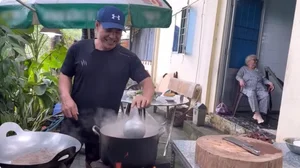 50-Year-Old Unmarried Actor Warms Hearts by Cooking Traditional Dishes for His Mother - image 2