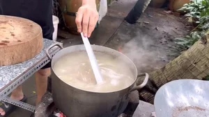 50-Year-Old Unmarried Actor Warms Hearts by Cooking Traditional Dishes for His Mother - image 16