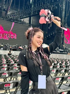 Jennifer Pham Flaunts Youthful Style at Blackpink Concert - image 3