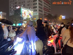Spectacular Drone Light Show Illuminates Hanoi’s West Lake Despite Rainy Weather - image 2