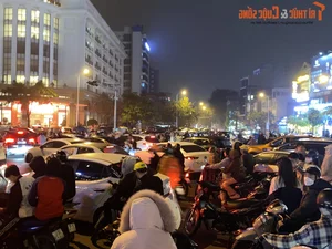 Spectacular Drone Light Show Illuminates Hanoi’s West Lake Despite Rainy Weather - image 3