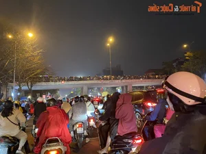 Spectacular Drone Light Show Illuminates Hanoi’s West Lake Despite Rainy Weather - image 7