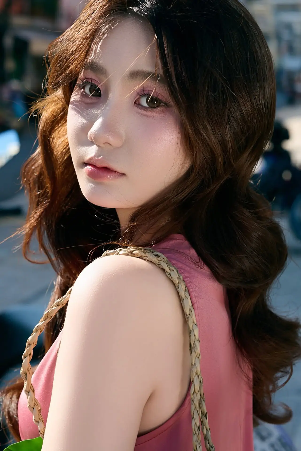 Discover the Gentle Beauty of a Girl in Afternoon Sun: Elegant Style, Captivating All Eyes.