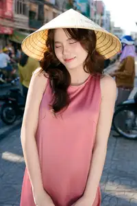 Discover the Gentle Beauty of a Girl in Afternoon Sun: Elegant Style, Captivating All Eyes. - image 7