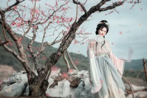 Spring Muse in Hanfu YiTuYu Art Language Vol.8879 Da Wai Wai Ge - image 7
