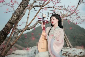 Spring Muse in Hanfu YiTuYu Art Language Vol.8879 Da Wai Wai Ge - image 0