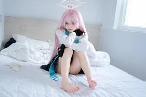 Stunning Takanashi Hoshino Cosplay by Nagi Shimizu: A Must-See Blue Archive Photo Collection for Anime Fans and Cosplayers - image 1