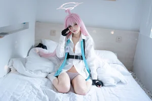 Stunning Takanashi Hoshino Cosplay by Nagi Shimizu: A Must-See Blue Archive Photo Collection for Anime Fans and Cosplayers - image 2