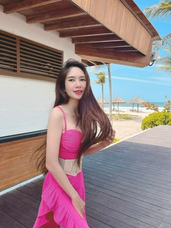 Summer Elegance: Đinh Ngọc Diệp and Minh Hà Showcase Stunning Beachside Style and Glamour