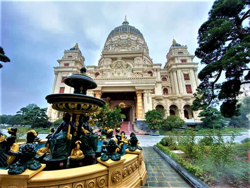 The Mind-Blowing Gold-Plated Castle Owned by a Ninh Binh Tycoon