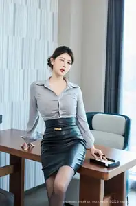XiuRen No.10604: Yi Tian Tian's Seductive Charm in Elegant Office Attire - image 1